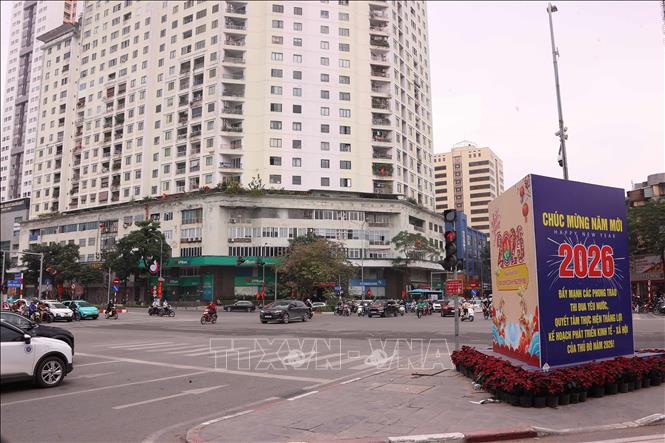 Các phương tiện tham gia giao thông thuận lợi tại ngã tư phố Huỳnh Thúc Kháng và đường Nguyễn Chí Thanh. Ảnh: Văn Điệp – TTXVN