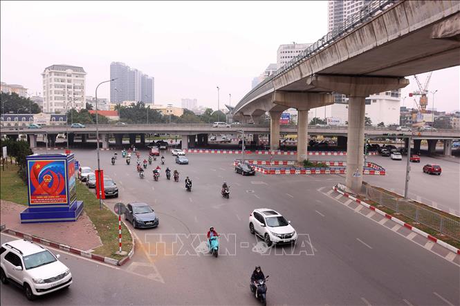 Các phương tiện tham gia giao thông di chuyển dễ dàng tại khu vực ngã tư Cầu vượt Mai Dịch. Ảnh: Văn Điệp – TTXVN