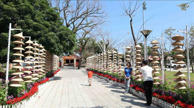 Du khách lưu giữ những hình ảnh đẹp ngày đầu xuân ở làng sinh thái Hương Trà (phường Hương Trà, thành phố Đà Nẵng). Ảnh: Đỗ Trưởng – TTXVN