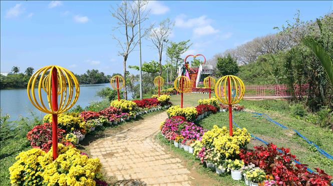 Tiểu cảnh trang trí chào đón năm mới Bính Ngọ ở làng sinh thái Hương Trà. Ảnh: Đỗ Trưởng – TTXVN