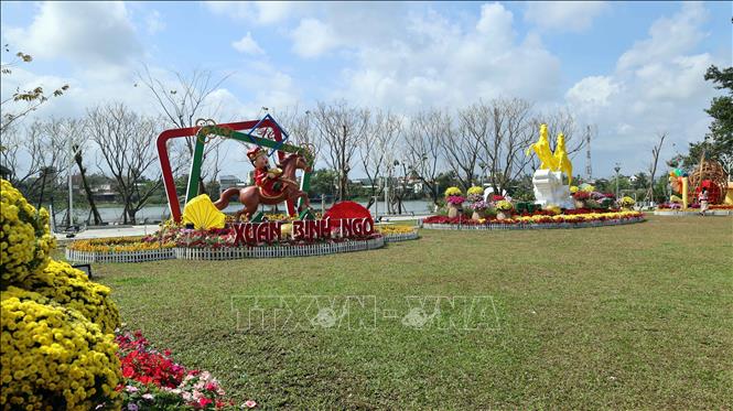 Tiểu cảnh trang trí chào đón năm mới Bính Ngọ ở làng sinh thái Hương Trà (phường Hương Trà, thành phố Đà Nẵng). Ảnh: Đỗ Trưởng – TTXVN