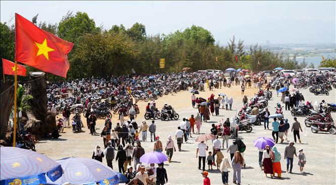  Du khách đến viếng cảnh chùa Minh Đức, xã Tịnh Khê vào ngày mùng 4 Tết Nguyên đán Bính Ngọ 2026. Ảnh: Lê Phước Ngọc-TTXVN
