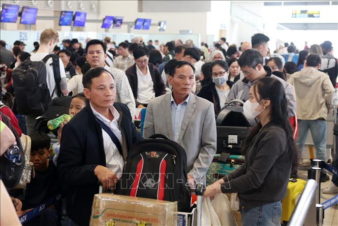 Sân bay Nội Bài chật kín người chiều mùng 5 Tết. Ảnh: Quốc Khánh - TTXVN