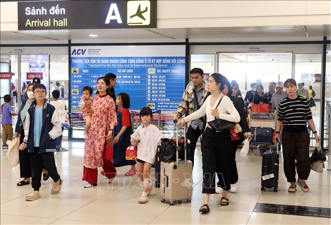 Những người dân vội vã rời sân bay Nội Bài tại sảnh đến để trở về nhà sau kỳ nghỉ Tết Nguyên đán. Ảnh: Quốc Khánh - TTXVN