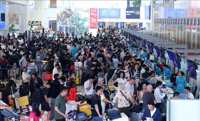Tổng lưu lượng hành khách ngày mùng 5 Tết đạt 113.963 lượt tại sân bay Nội Bài. Ảnh: Quốc Khánh - TTXVN