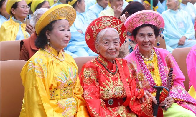 Ceremonial teams take part in the festival. VNA Photo: Văn Điệp 