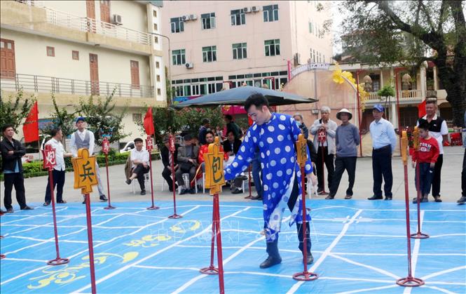 Kỳ thủ thi đấu cờ Bỏi. Ảnh: Nguyễn Chinh - TTXVN