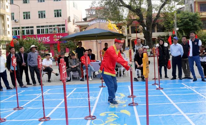 Kỳ thủ thi đấu cờ Bỏi. Ảnh: Nguyễn Chinh - TTXVN