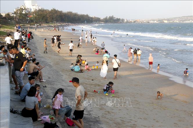 Các bãi biển khu vực Phan Thiết – Mũi Né luôn đông nghịt du khách tắm biển trong dịp Tết Nguyên đán Bính Ngọ. Ảnh: Nguyễn Thanh - TTXVN