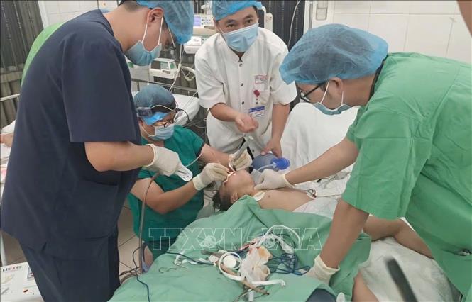 Kịp thời cứu sống bệnh nhi mắc hạt hướng dương đường thở. Ảnh: TTXVN phát 