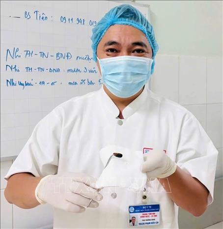 Dị vật được gắp ra. Ảnh: TTXVN phát 