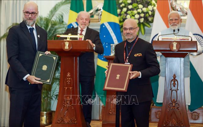 Thủ tướng Ấn Độ Narendra Modi và Tổng thống Brazil Luiz Inacio Lula da Silva chứng kiến lễ ký Bản ghi nhớ (MoU) về tăng cường hợp tác trong lĩnh vực khai thác khoáng sản quan trọng tại New Delhi ngày 21/2/2026. Ảnh: ANI/TTXVN