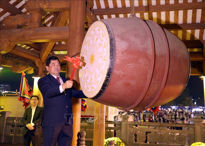  Bí thư Tỉnh ủy Bắc Ninh Nguyễn Hồng Thái đánh trống khai hội. Ảnh: Đồng Thúy-TTXVN