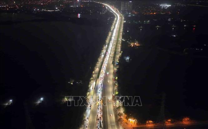 Ùn tắc kéo dài tại tuyến cao tốc Pháp Vân - Cầu Giẽ hướng vào trung tâm Thủ đô (ảnh chụp lúc 23h). Ảnh: Phạm Kiên - TTXVN