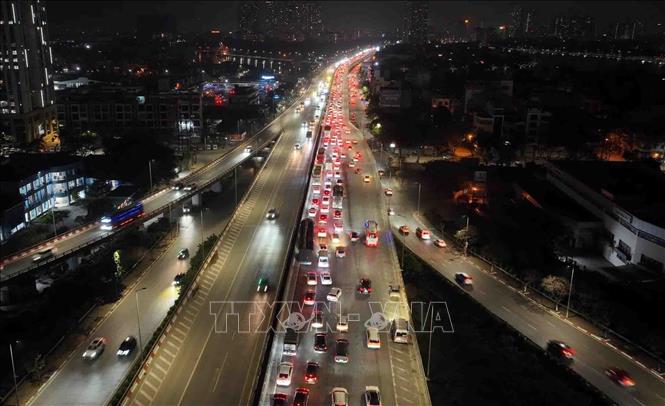 Từng hàng xe di chuyển khó khăn đoạn cao tốc Pháp Vân - Cầu Giẽ hướng vào trung tâm Thủ đô (ảnh chụp lúc 23h). Ảnh: Phạm Kiên - TTXVN