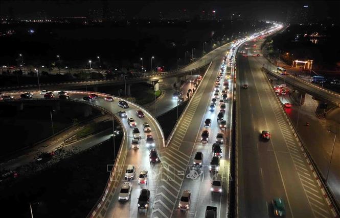 Ùn tắc kéo dài tại tuyến cao tốc Pháp Vân - Cầu Giẽ hướng vào trung tâm Thủ đô (ảnh chụp lúc 23h). Ảnh: Phạm Kiên - TTXVN