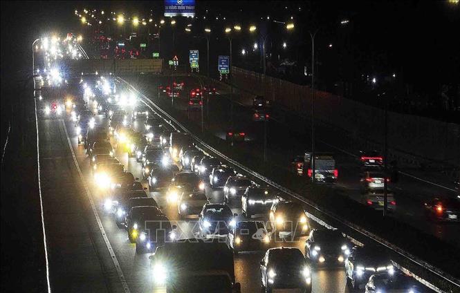 Ba hàng ô tô di chuyển chậm tại tuyến cao tốc Pháp Vân - Cầu Giẽ theo hướng vào trung tâm Hà Nội  (ảnh chụp lúc hơn 22h30). Ảnh: Phạm Kiên - TTXVN 