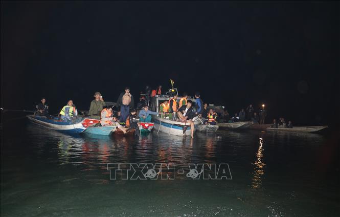 Các lực lượng chức năng nỗ lực tìm kiếm thi thể các nạn nhân mất tích.