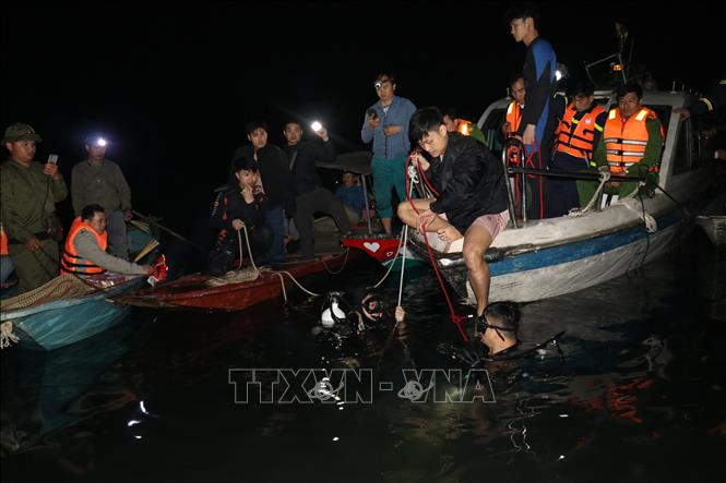 Đội thợ lặn nỗ lực tìm kiếm thi thể nạn nhân. Ảnh: Đinh Thùy - TTXVN