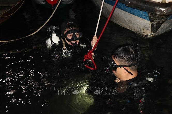 Đến gần 12 giờ các lực lượng vẫn nỗ lực tìm kiếm thi thể các nạn nhân. Ảnh: Đinh Thùy - TTXVN