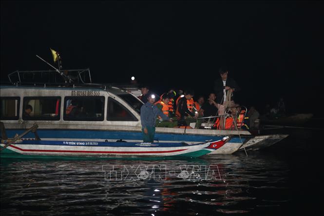 Vụ chìm tàu khiến 6 người mất tích, trong đó có hai cháu dưới 15 tuổi. Ảnh: Đinh Thùy - TTXVN