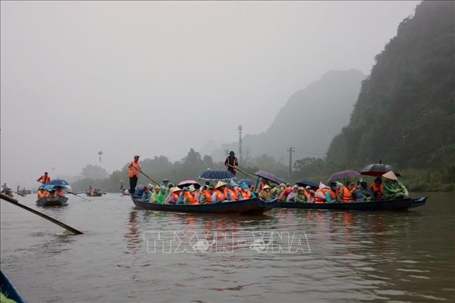 Du khách trẩy hội Chùa Hương đi đò trên suối Yến. Ảnh: Trần Việt - TTXVN 