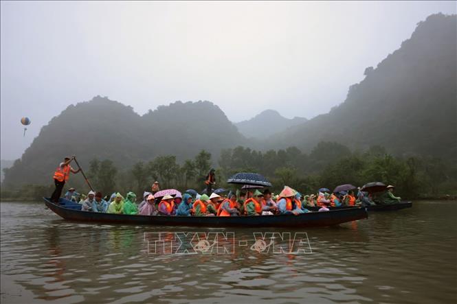 Du khách trẩy hội Chùa Hương. Ảnh: Trần Việt - TTXVN 