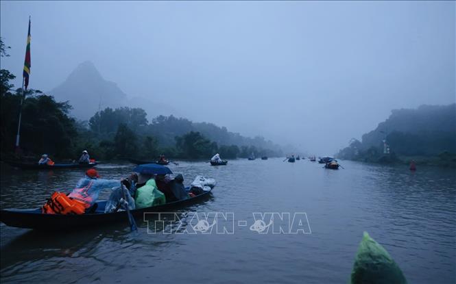 Du khách trẩy hội Chùa Hương. Ảnh: Trần Việt - TTXVN 