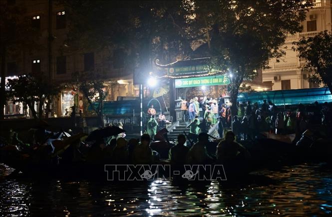 Mặc dù trời mưa, ngay từ sáng sớm đã có rất đông du khách đến với lễ hội. Ảnh: Trần Việt - TTXVN 