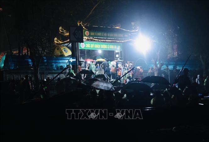 Mặc dù trời mưa, ngay từ sáng sớm đã có rất đông du khách đến với lễ hội. Ảnh: Trần Việt - TTXVN 