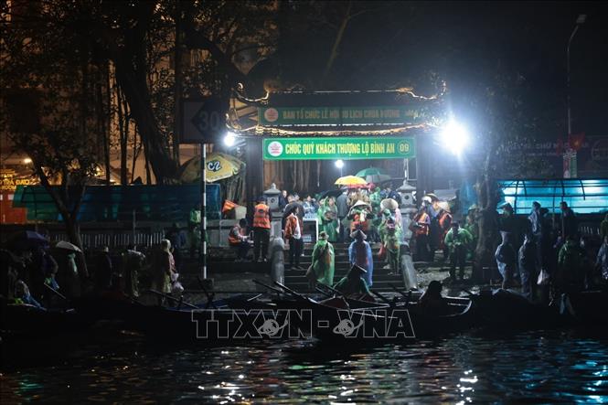 Mặc dù trời mưa, ngay từ sáng sớm đã có rất đông du khách đến với lễ hội. Ảnh: Trần Việt - TTXVN 