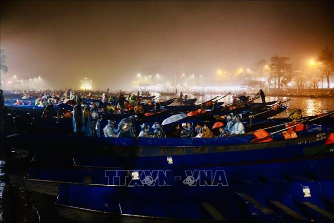 Mặc dù trời mưa, ngay từ sáng sớm đã có rất đông du khách đến với lễ hội. Ảnh: Trần Việt - TTXVN 