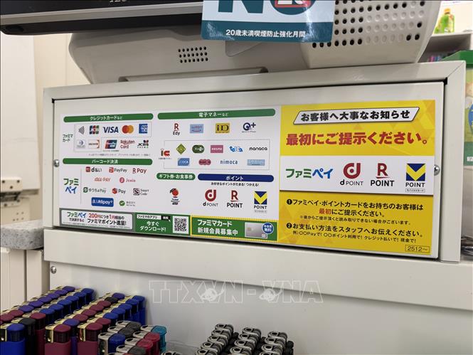 Ngày càng nhiều dịch vụ thanh toán trực tuyến tại cửa hàng tiện lợi được giới thiệu. Ảnh: Phạm Tuân - PV TTXVN tại Nhật Bản