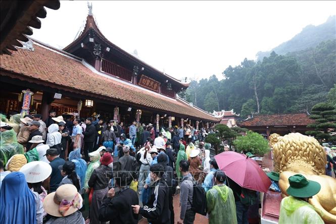 Rất đông du khách đội mưa đến chùa Hương trong ngày khai hội. Ảnh: Trần Việt - TTXVN 