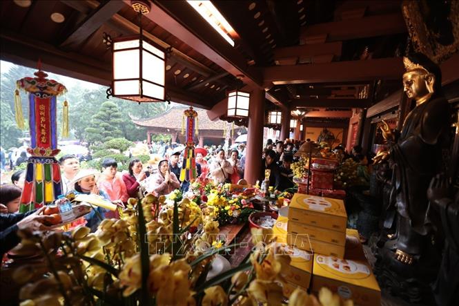 Đông đảo du khách đến Chùa Hương trong ngày khai hội. Ảnh: Trần Việt - TTXVN 