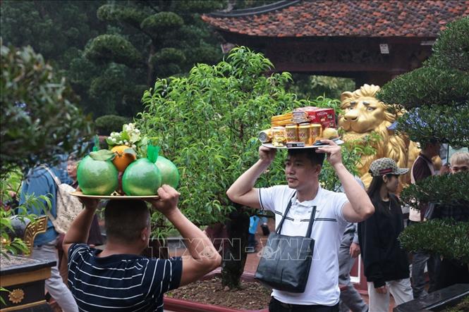 Đông đảo du khách đến Chùa Hương trong ngày khai hội. Ảnh: Trần Việt - TTXVN 