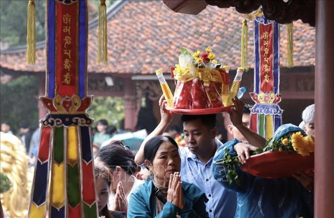 Đông đảo du khách đến Chùa Hương trong ngày khai hội. Ảnh: Trần Việt - TTXVN 