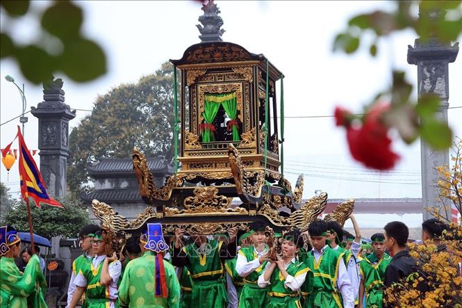 Nghi thức rước kiệu vào đền Hai Bà Trưng. Ảnh: Tuấn Anh - TTXVN