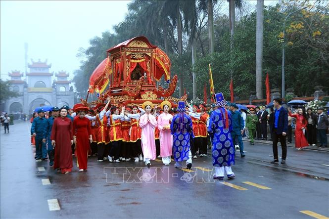 Lễ rước kiệu vào đền Hai Bà Trưng. Ảnh: Tuấn Anh - TTXVN