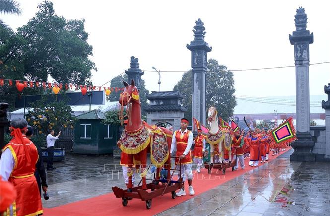 Nghi lễ rước ngựa chiến vào đền Hai Bà Trưng. Ảnh: Tuấn Anh - TTXVN