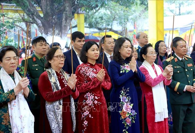 Phó Chủ tịch nước Võ Thị Ánh Xuân cùng các đại biểu Trung ương và thành phố Hà Nội dâng hương tại đền Hai Bà Trưng. Ảnh: Tuấn Anh - TTXVN