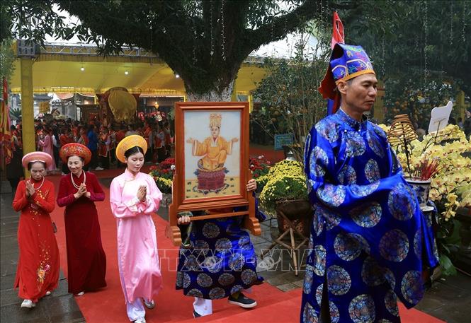 Nghi thức rước bài vị các vị vua vào Đền. Ảnh: Tuấn Anh - TTXVN