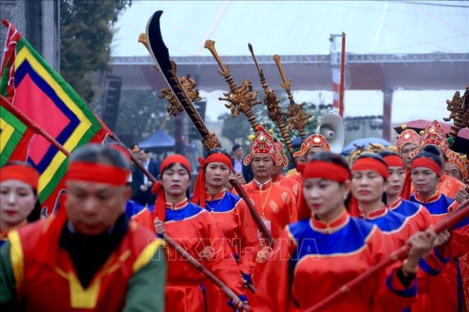 Nghi thức rước kiệu vào đền Hai Bà Trưng. Ảnh: Tuấn Anh - TTXVN