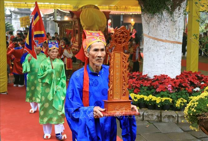 Rước bài vị các vị vua vào Đền. Ảnh: Tuấn Anh - TTXVN