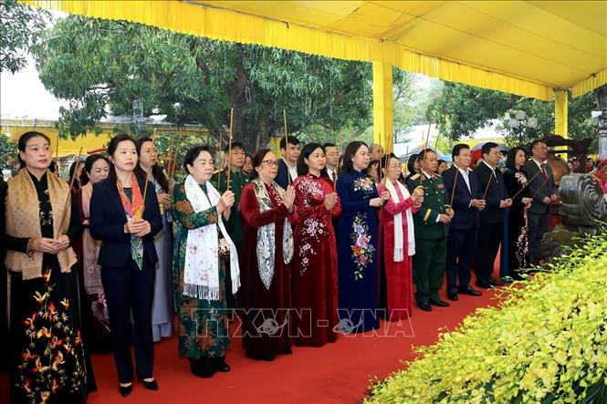Phó Chủ tịch nước Võ Thị Ánh Xuân cùng các đại biểu Trung ương và thành phố Hà Nội dâng hương tại đền Hai Bà Trưng. Ảnh: Tuấn Anh - TTXVN
