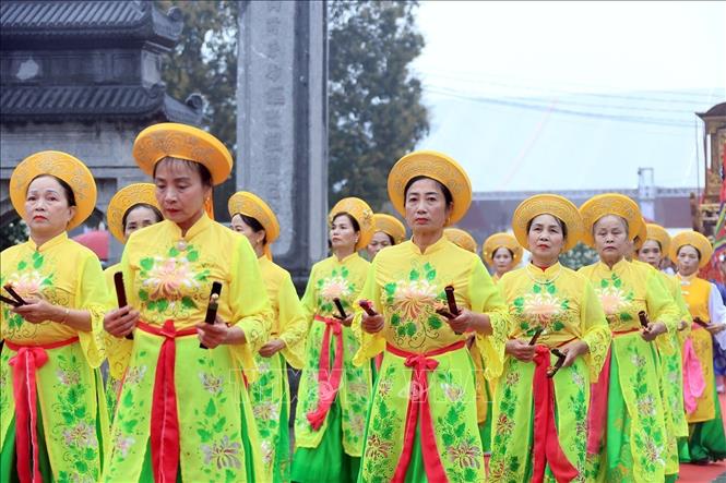 Đoàn múa sênh tiền trong lễ rước. Ảnh: Tuấn Anh - TTXVN