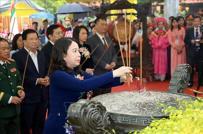 Phó Chủ tịch nước Võ Thị Ánh Xuân dâng hương tại đền Hai Bà Trưng. Ảnh: Tuấn Anh - TTXVN