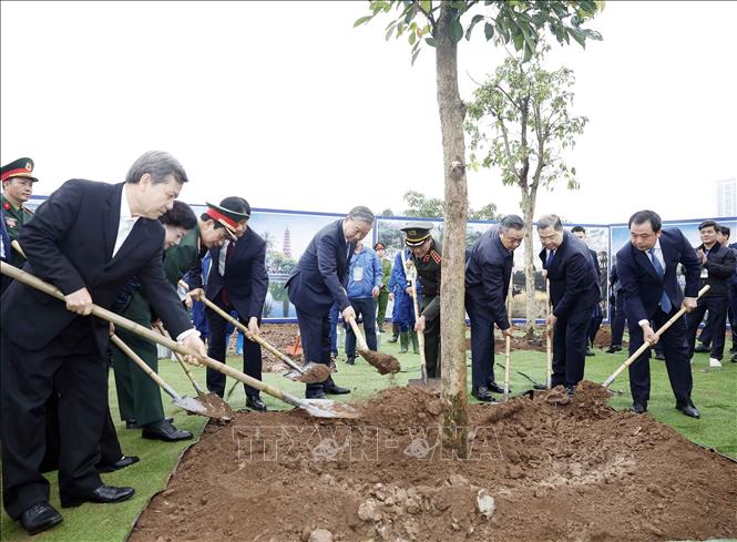Tổng Bí thư Tô Lâm và các đại biểu tham gia trồng cây tại Lễ phát động “Tết trồng cây đời đời nhớ ơn Bác Hồ” Xuân Bính Ngọ 2026. Ảnh: Thống Nhất – TTXVN