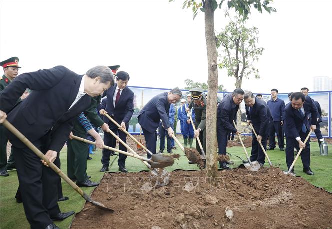 Tổng Bí thư Tô Lâm và các đại biểu tham gia trồng cây tại Lễ phát động “Tết trồng cây đời đời nhớ ơn Bác Hồ” Xuân Bính Ngọ 2026. Ảnh: Thống Nhất – TTXVN