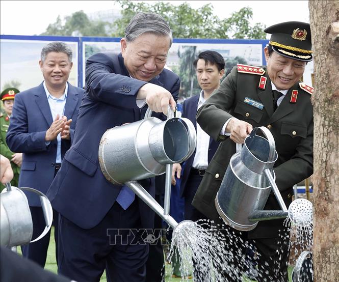 Tổng Bí thư Tô Lâm và các đại biểu tham gia trồng cây tại Lễ phát động “Tết trồng cây đời đời nhớ ơn Bác Hồ” Xuân Bính Ngọ 2026. Ảnh: Thống Nhất – TTXVN